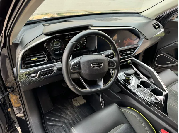 Car image 12