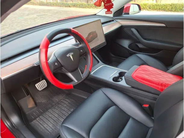 Car image 12