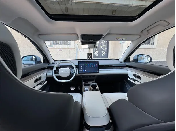 Car image 14