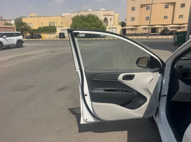 Car image 10