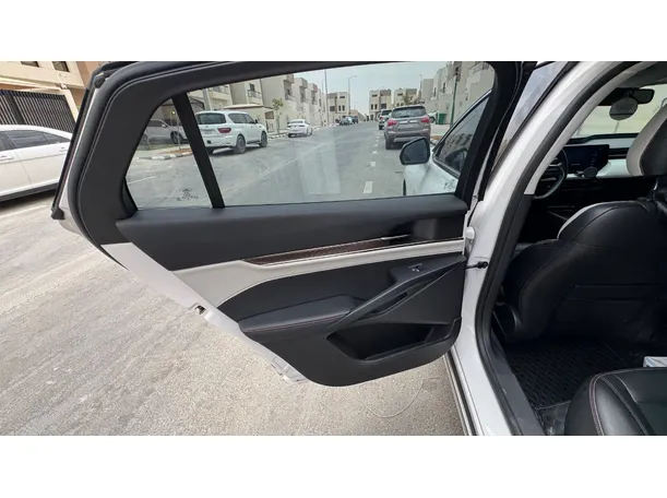 Car image 12