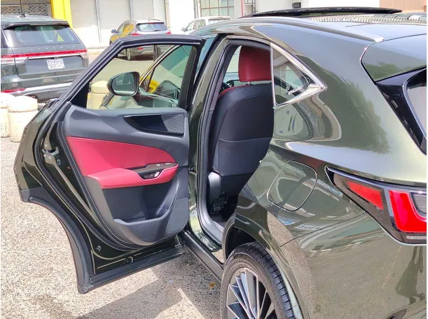 Car image 14
