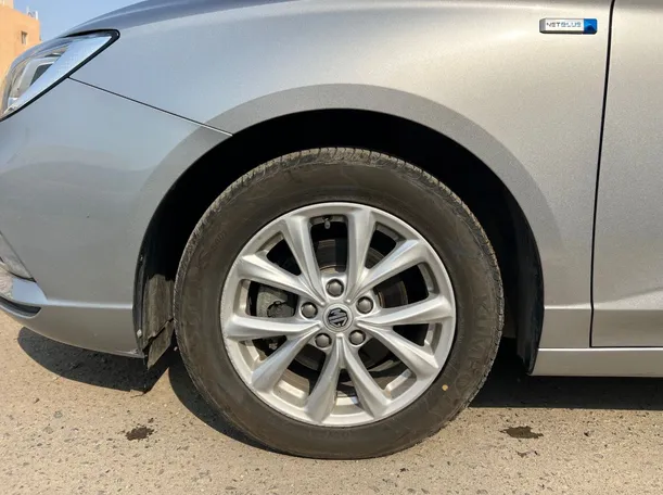 Car image 9