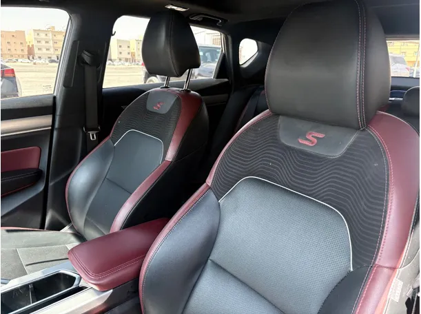Car image 13