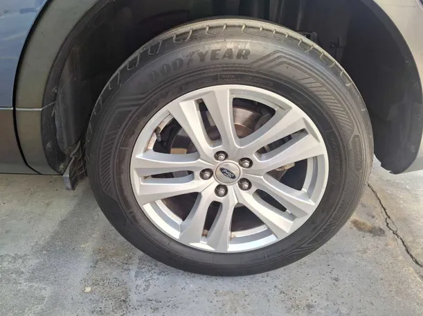 Car image 9