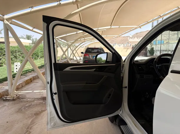 Car image 11