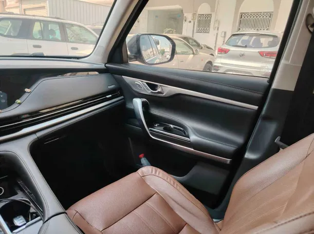 Car image 24