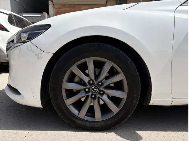 Car image 9