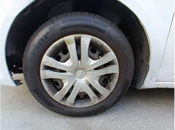 Car image 9
