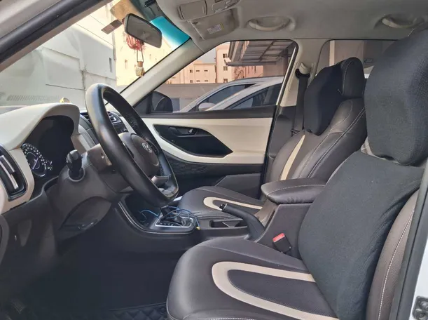 Car image 12