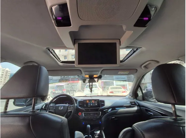 Car image 15