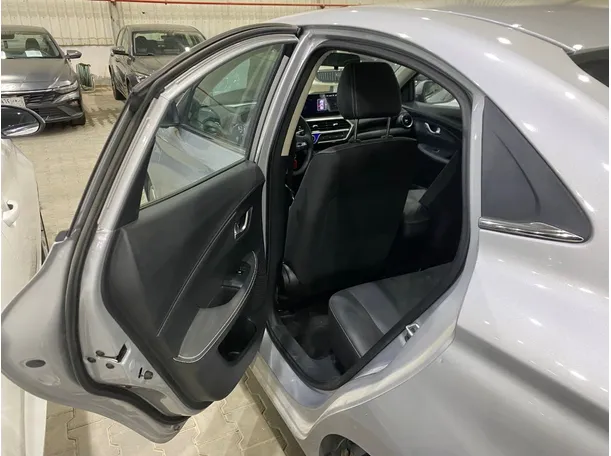 Car image 9
