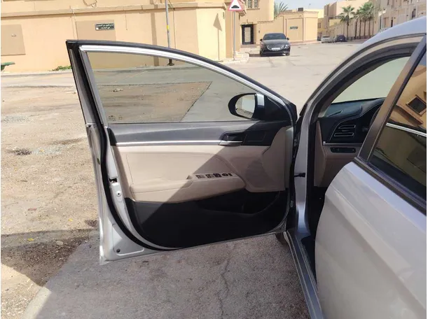 Car image 12