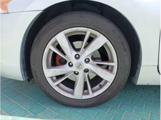 Car image 9