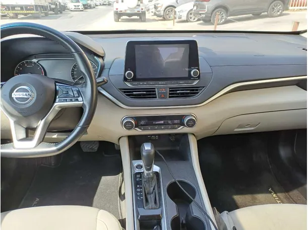 Car image 18