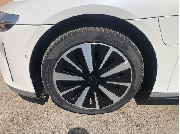 Car image 10