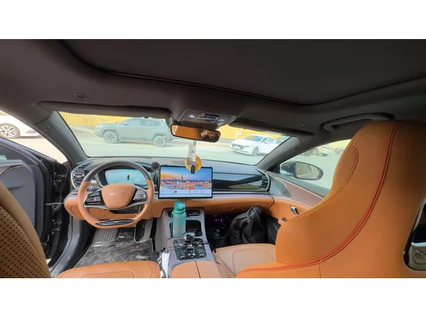 Car image 12