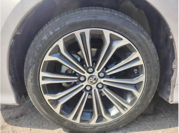 Car image 10