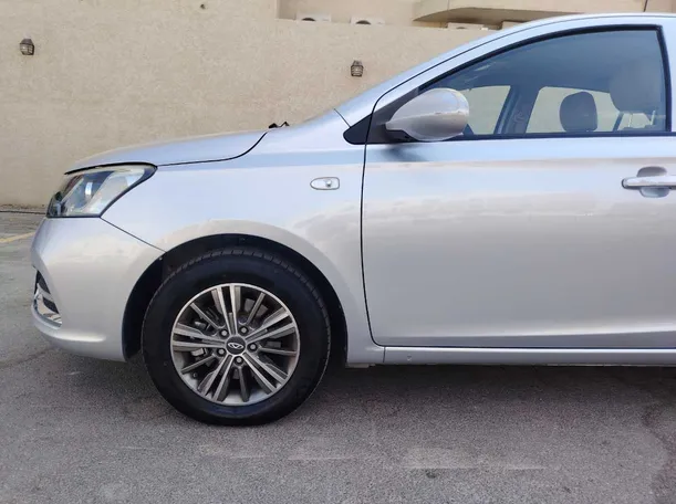 Car image 9