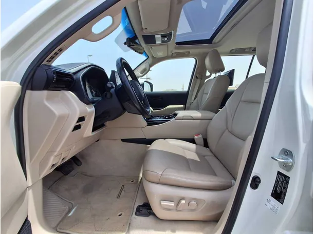 Car image 12