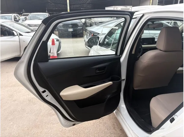 Car image 14