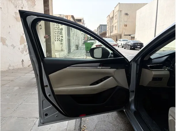 Car image 10