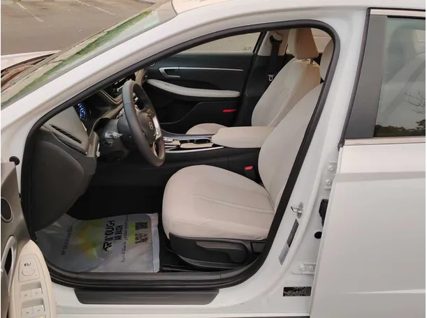 Car image 13