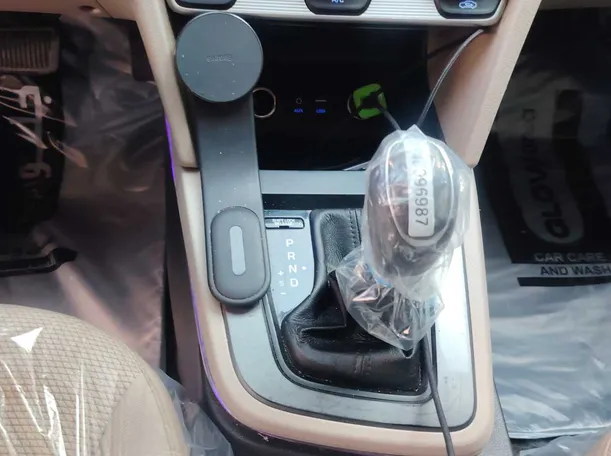 Car image 17