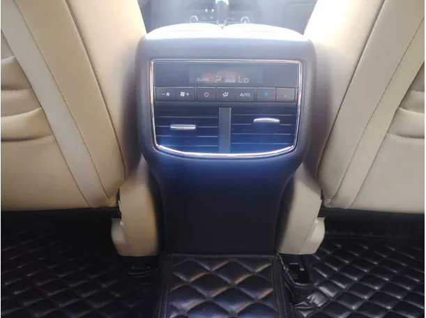 Car image 28
