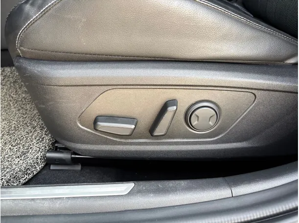 Car image 28