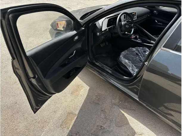 Car image 10