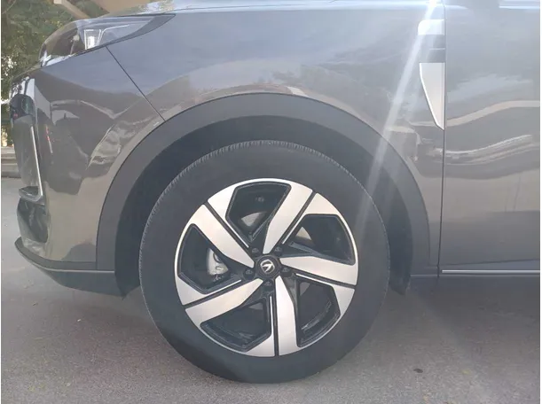 Car image 9