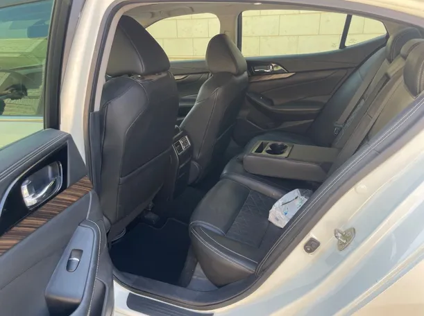 Car image 16