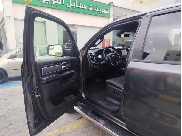 Car image 12