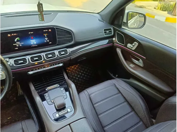 Car image 30