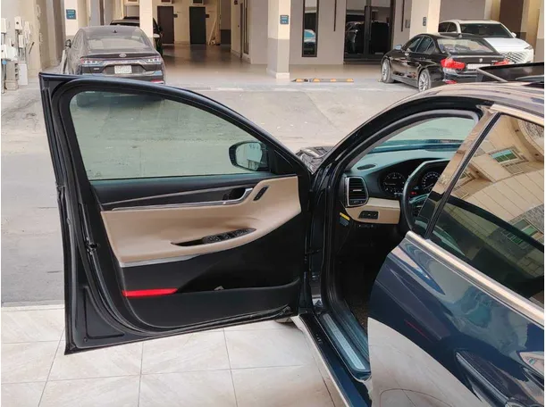 Car image 11