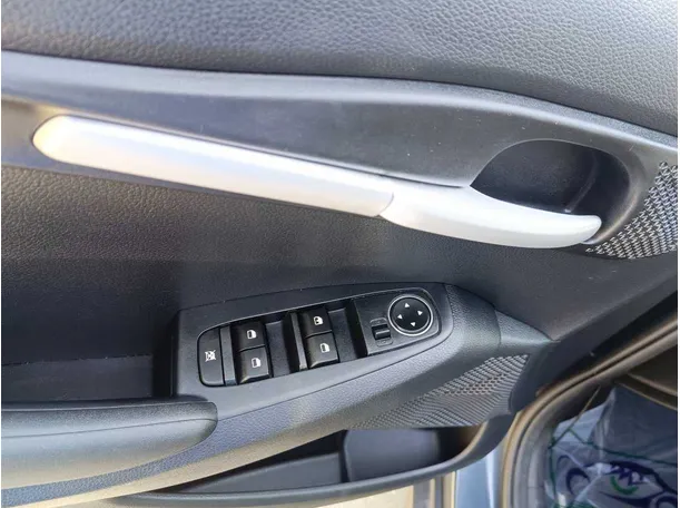 Car image 32