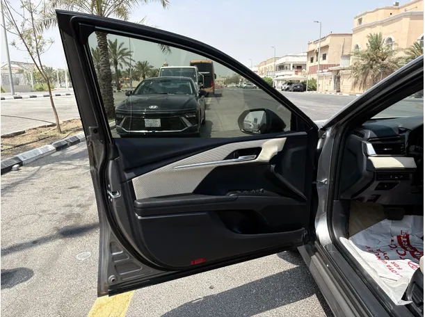 Car image 10
