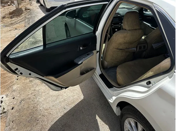 Car image 14