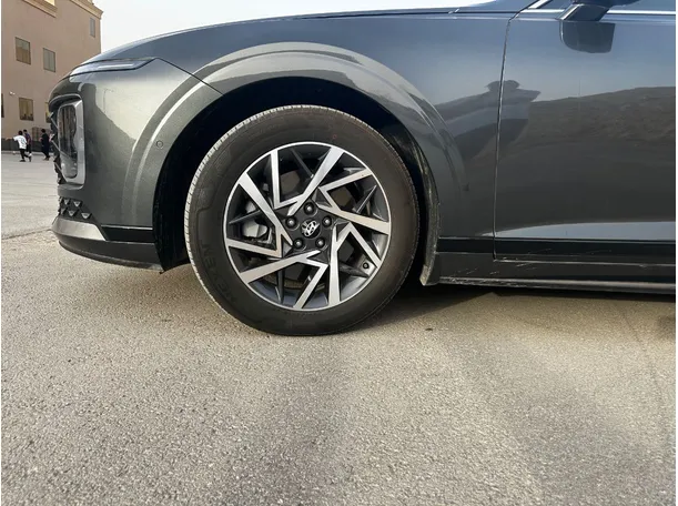 Car image 9