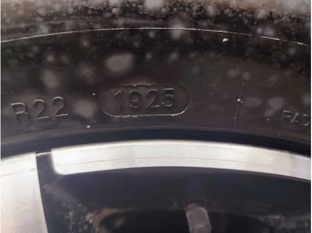 Car image 30