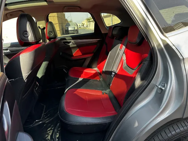 Car image 14