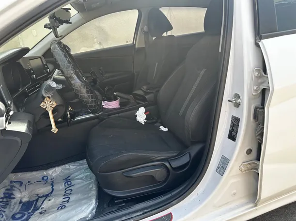 Car image 12