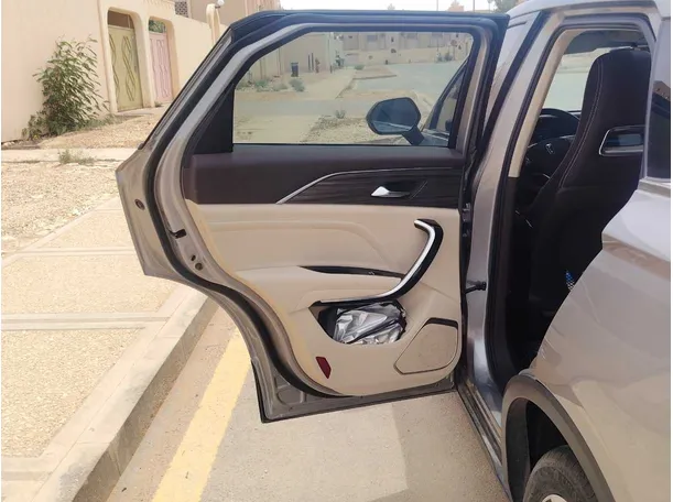 Car image 15