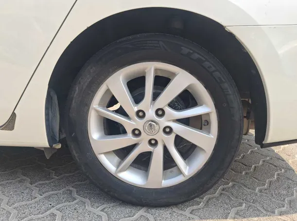 Car image 9