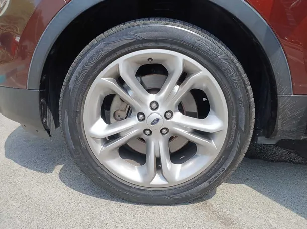 Car image 9