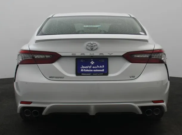 Car image 12