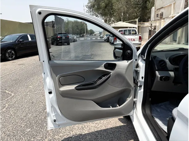 Car image 10