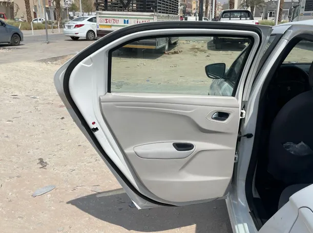 Car image 12