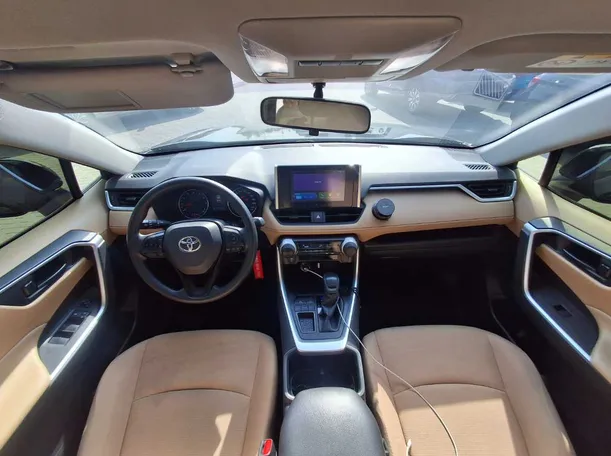 Car image 14